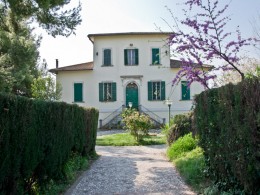 EXCLUSIVE AND HISTORICAL PROPERTY WITH PARK IN ITALY Luxurious villa with frescoes for sale in Le Marche